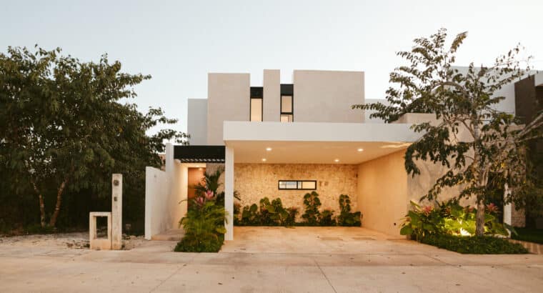 Hermosa Casa Mantra 5 de dos plantas con acabados de lujo dentro de una privada exclusiva con amenidades de primera