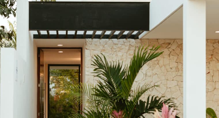 Hermosa Casa Mantra 5 de dos plantas con acabados de lujo dentro de una privada exclusiva con amenidades de primera