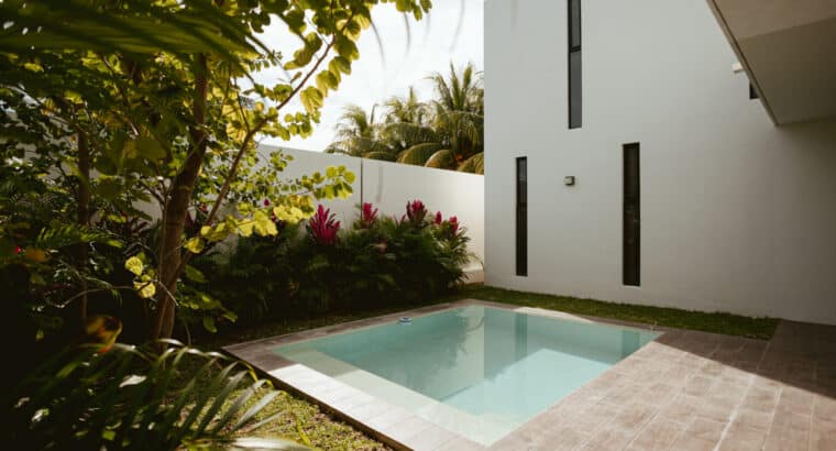 Hermosa Casa Mantra 5 de dos plantas con acabados de lujo dentro de una privada exclusiva con amenidades de primera
